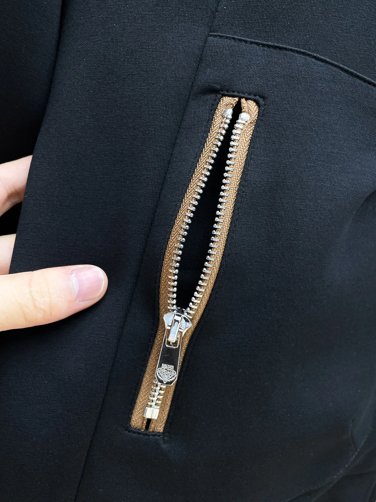 LP New Arrival counter Same Style casual suit, Breathable, comfortable and casual! Full of high-end feel! The details are exquisite and high-end, and the workmanship is impeccable! The original Premium fabric is very high-end! The fabric is crisp and anti-wrinkle Wear-Resistant, warm, neat and stylish. Everyone must buy a set this autumn and winter. They must look cool and cool when wearing them. We especially recommend Sizes M-3XL